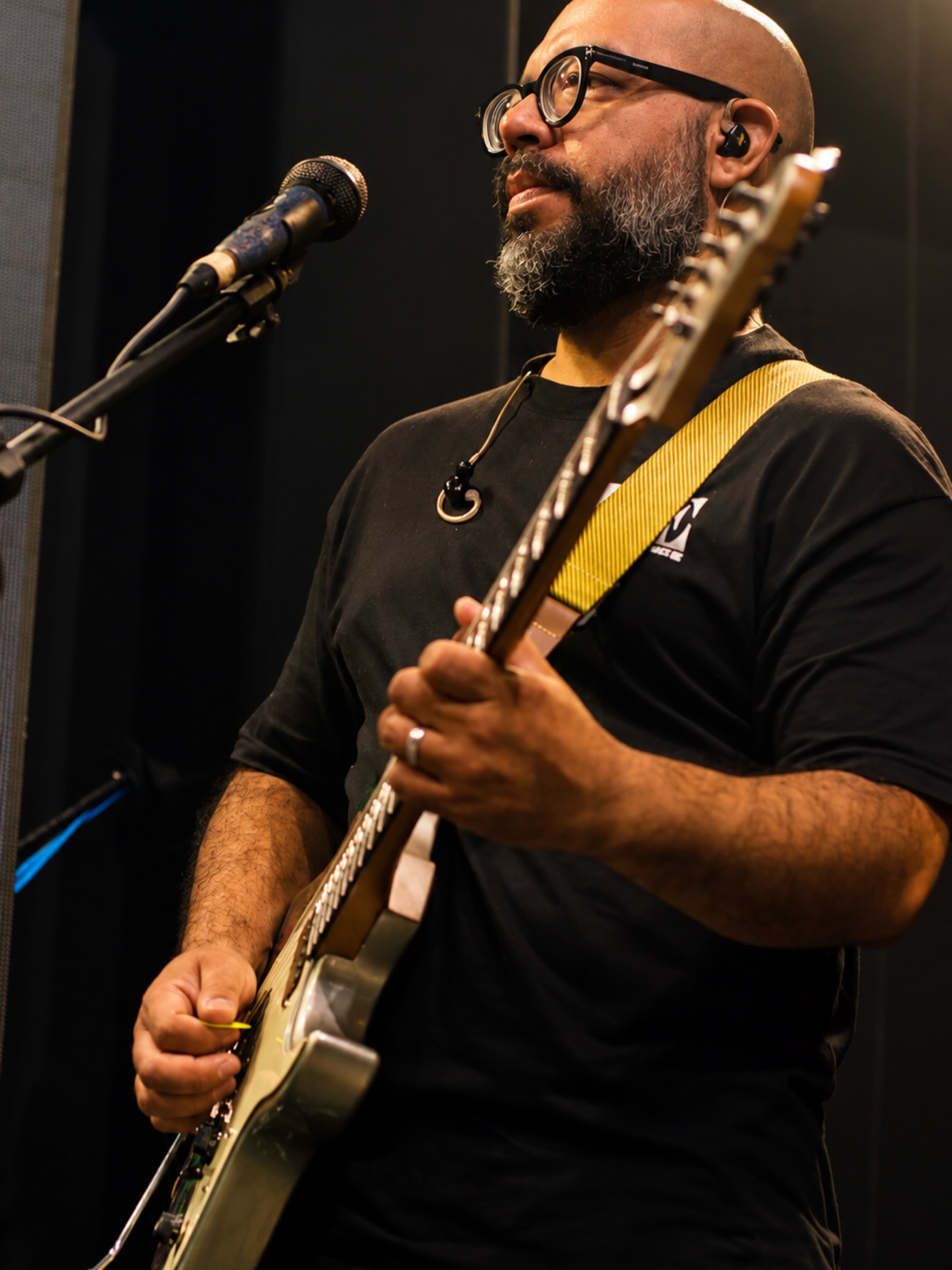 Renato Duarte tocando guitarra durante uma apresentação